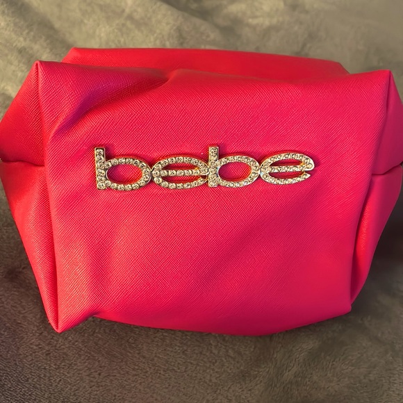 A cute little and spacious pink makeup bag - Picture 1 of 4